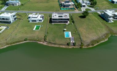 CASA EN VENTA EN AREA 60 CON VISTA A LA LAGUNA