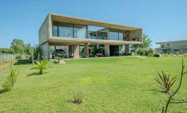 CASA EN VENTA EN AREA 60 CON VISTA A LA LAGUNA