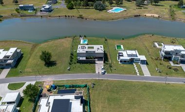 CASA EN VENTA EN AREA 60 CON VISTA A LA LAGUNA