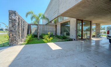 CASA EN VENTA EN AREA 60 CON VISTA A LA LAGUNA