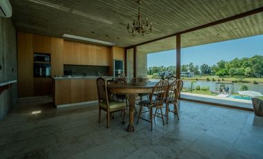 CASA EN VENTA EN AREA 60 CON VISTA A LA LAGUNA