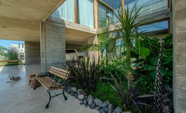 CASA EN VENTA EN AREA 60 CON VISTA A LA LAGUNA