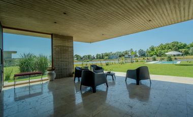 CASA EN VENTA EN AREA 60 CON VISTA A LA LAGUNA