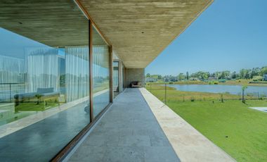 CASA EN VENTA EN AREA 60 CON VISTA A LA LAGUNA