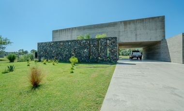 CASA EN VENTA EN AREA 60 CON VISTA A LA LAGUNA