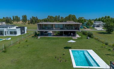 CASA EN VENTA EN AREA 60 CON VISTA A LA LAGUNA