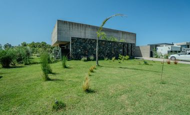 CASA EN VENTA EN AREA 60 CON VISTA A LA LAGUNA