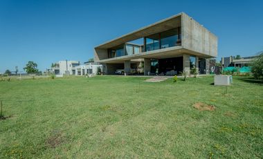 CASA EN VENTA EN AREA 60 CON VISTA A LA LAGUNA