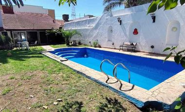 CASA 3 AMB COCH. PARRILLA Y PILETA SAN JUSTO