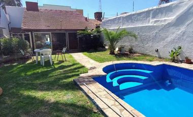 CASA 3 AMB COCH. PARRILLA Y PILETA SAN JUSTO
