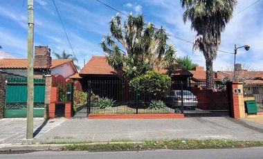 CASA 3 AMB COCH. PARRILLA Y PILETA SAN JUSTO