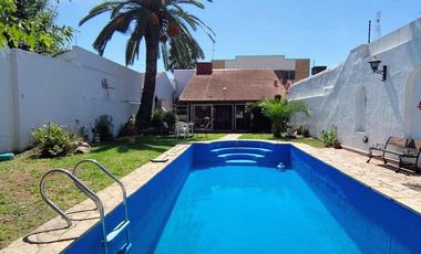 CASA 3 AMB COCH. PARRILLA Y PILETA SAN JUSTO