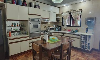 CASA 3 AMB COCH. PARRILLA Y PILETA SAN JUSTO
