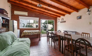 Venta lote 2 casas de 4 amb + quincho y cochera