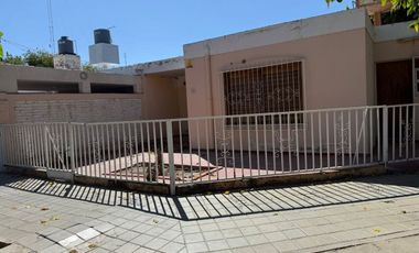 CASA DE 3 DORMITORIOS. B° LAS MORERAS, SANTA LUCIA