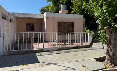 CASA DE 3 DORMITORIOS. B° LAS MORERAS, SANTA LUCIA