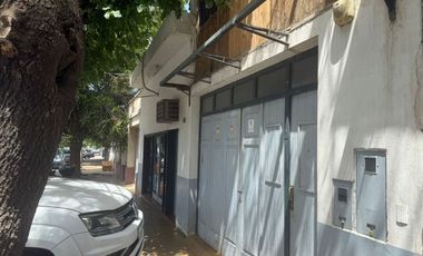 CASA CON DEPARTAMENTO Y LOCAL COMERCIAL. CAPITAL