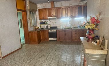 CASA CON DEPARTAMENTO Y LOCAL COMERCIAL. CAPITAL