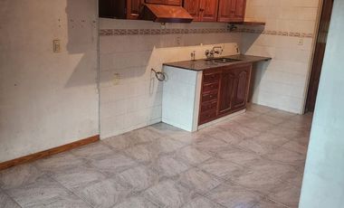 CASA CON DEPARTAMENTO Y LOCAL COMERCIAL. CAPITAL