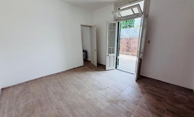 Casa 5 ambientes con amplio terreno alquiler Lanus