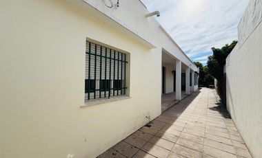 Casa 5 ambientes con amplio terreno alquiler Lanus