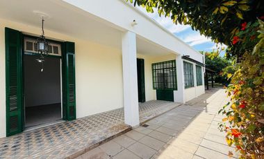 Casa 5 ambientes con amplio terreno alquiler Lanus