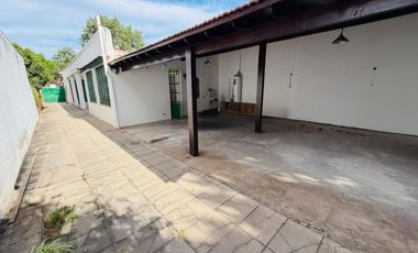 Casa 5 ambientes con amplio terreno alquiler Lanus