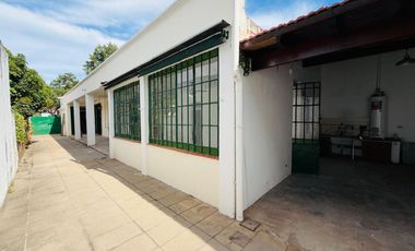 Casa 5 ambientes con amplio terreno alquiler Lanus