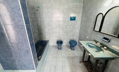 Casa 5 ambientes con amplio terreno alquiler Lanus