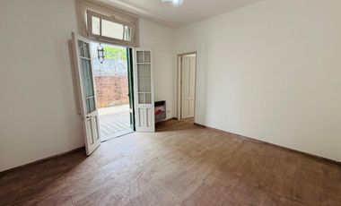 Casa 5 ambientes con amplio terreno alquiler Lanus