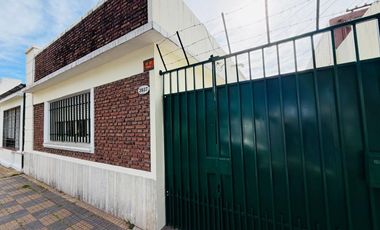 Casa 5 ambientes con amplio terreno alquiler Lanus