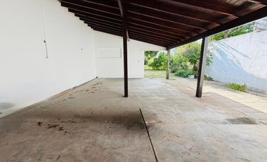 Casa 5 ambientes con amplio terreno alquiler Lanus