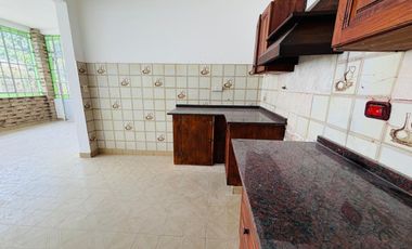 Casa 5 ambientes con amplio terreno alquiler Lanus
