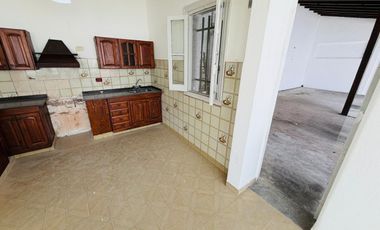 Casa 5 ambientes con amplio terreno alquiler Lanus