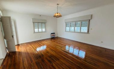 Casa 5 ambientes con amplio terreno alquiler Lanus