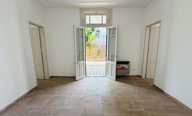 Casa 5 ambientes con amplio terreno alquiler Lanus