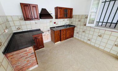 Casa 5 ambientes con amplio terreno alquiler Lanus
