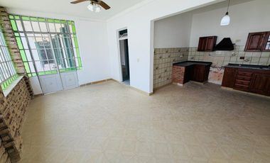 Casa 5 ambientes con amplio terreno alquiler Lanus