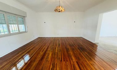 Casa 5 ambientes con amplio terreno alquiler Lanus