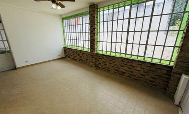 Casa 5 ambientes con amplio terreno alquiler Lanus
