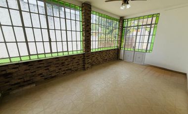 Casa 5 ambientes con amplio terreno alquiler Lanus