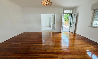 Casa 5 ambientes con amplio terreno alquiler Lanus