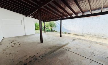 Casa 5 ambientes con amplio terreno alquiler Lanus
