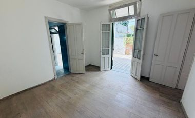 Casa 5 ambientes con amplio terreno alquiler Lanus