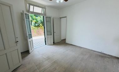Casa 5 ambientes con amplio terreno alquiler Lanus