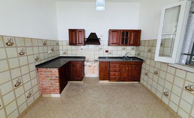 Casa 5 ambientes con amplio terreno alquiler Lanus