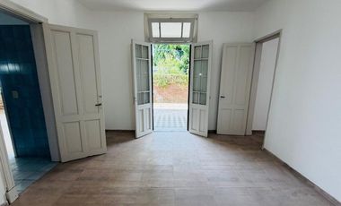 Casa 5 ambientes con amplio terreno alquiler Lanus