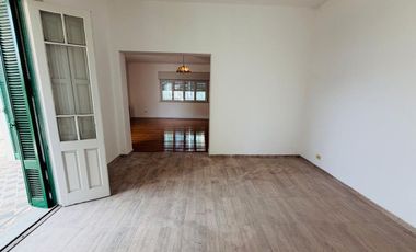 Casa 5 ambientes con amplio terreno alquiler Lanus