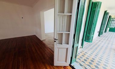 Casa 5 ambientes con amplio terreno alquiler Lanus