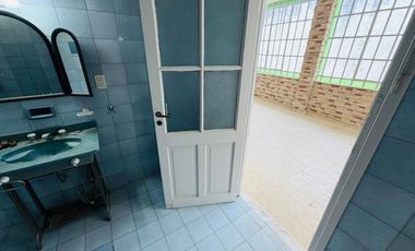 Casa 5 ambientes con amplio terreno alquiler Lanus